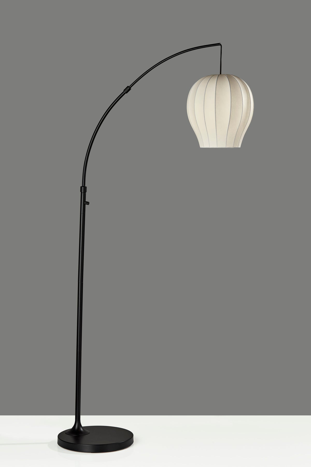 Lampadaire arqué | Fitz — Adesso