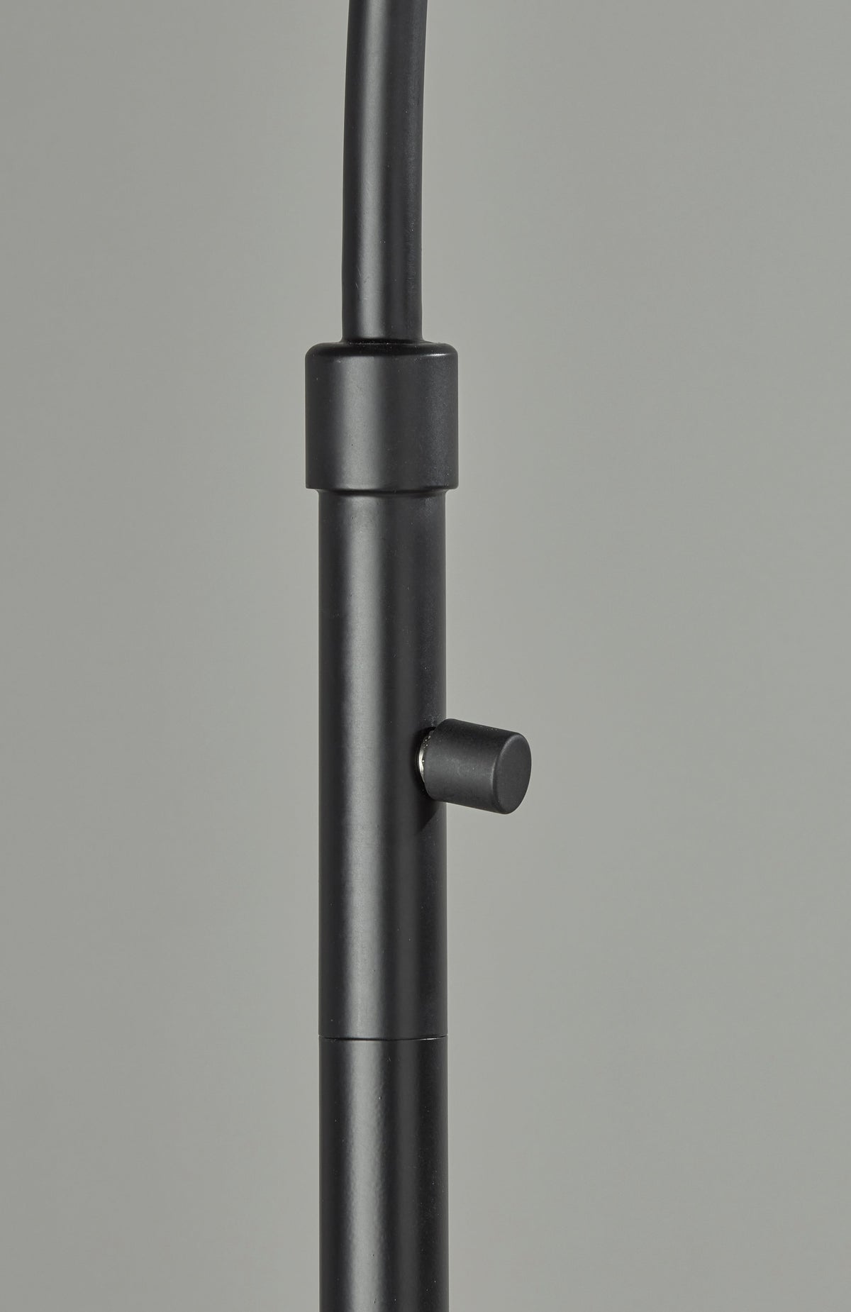 Lampadaire arqué | Fitz — Adesso